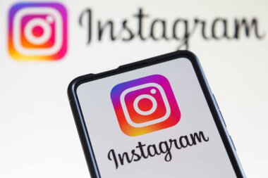 Stuttgart, Almanya - 20 Temmuz 2023: Almanya 'nın Stuttgart kentindeki bir cep telefonu ve bilgisayar ekranında Instagram logosu sosyal medya.