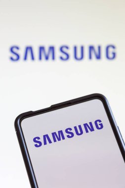 Stuttgart, Almanya - 20 Temmuz 2023: Stuttgart, Almanya 'da bir cep telefonu ve bilgisayar ekranında televizyon ve akıllı telefon üreticisinin Samsung logosu.