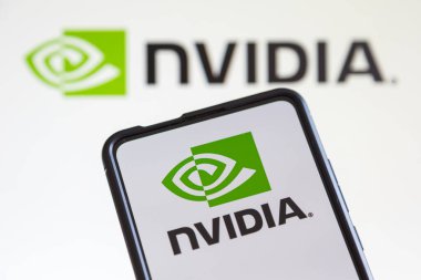 Stuttgart, Almanya - 20 Temmuz 2023: Stuttgart, Almanya 'da bir cep telefonu ve bilgisayar ekranında grafik işleme birimleri tasarlayan yazılım şirketinin Nvidia logosu.