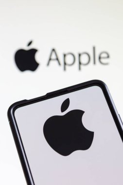 Stuttgart, Almanya - 20 Temmuz 2023: Stuttgart, Almanya 'da bir cep telefonu ve bilgisayar üreticisinin Apple logosu.