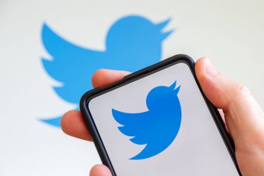 Stuttgart, Almanya - 20 Temmuz 2023: Stuttgart, Almanya 'da üzerinde Twitter logosu olan bir cep telefonu.