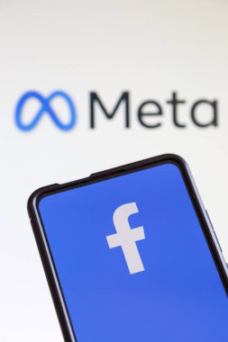 Stuttgart, Almanya - 20 Temmuz 2023: Facebook ve Meta logosu sosyal medya Stuttgart, Almanya 'da bir cep telefonu ve bilgisayar ekranında.