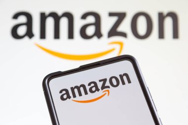 Stuttgart, Almanya - 20 Temmuz 2023: Amazon çevrimiçi pazar logosu Stuttgart, Almanya 'da bir cep telefonu ve bilgisayar ekranında.