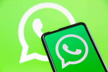Stuttgart, Almanya - 20 Temmuz 2023: Stuttgart, Almanya 'da bir cep telefonu ve bilgisayar ekranında WhatsApp logo kurye uygulaması.