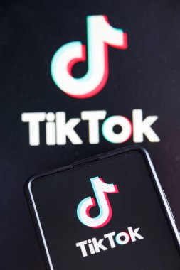 Stuttgart, Almanya - 20 Temmuz 2023: Stuttgart, Almanya 'da bir cep telefonu ve bilgisayar ekranında TikTok logosu sosyal medya.