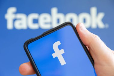 Stuttgart, Almanya - 20 Temmuz 2023: Stuttgart, Almanya 'da Facebook logolu bir cep telefonu.