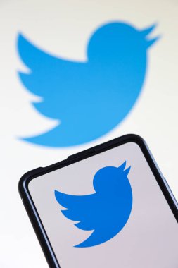 Stuttgart, Almanya - 20 Temmuz 2023: Almanya 'nın Stuttgart kentindeki bir cep telefonu ve bilgisayar ekranında Twitter logosu sosyal medya.