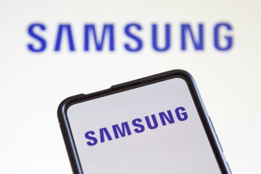 Stuttgart, Almanya - 20 Temmuz 2023: Stuttgart, Almanya 'da bir cep telefonu ve bilgisayar ekranında televizyon ve akıllı telefon üreticisinin Samsung logosu.