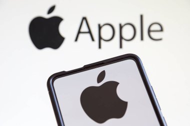 Stuttgart, Almanya - 20 Temmuz 2023: Stuttgart, Almanya 'da bir cep telefonu ve bilgisayar üreticisinin Apple logosu.