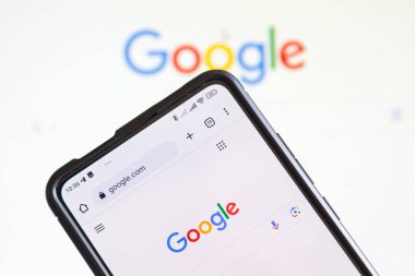 Stuttgart, Almanya - 20 Temmuz 2023: Cep telefonu ve ekranda bilgisayar donanım üreticisinin Google logosu Almanya 'nın Stuttgart kentinde.
