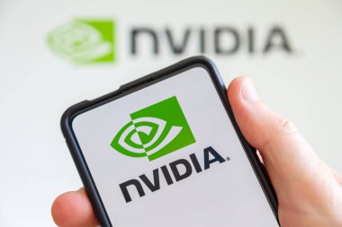 Stuttgart, Almanya - 20 Temmuz 2023: Stuttgart, Almanya 'da grafik işleme birimleri GPU bilgisayar ekranı tasarlayan yazılım şirketinin Nvidia logosunun el bilgisayarı.