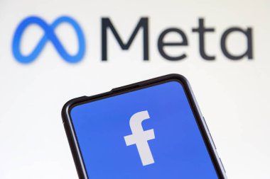 Stuttgart, Almanya - 20 Temmuz 2023: Facebook ve Meta logosu sosyal medya Stuttgart, Almanya 'da bir cep telefonu ve bilgisayar ekranında.