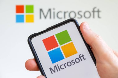 Stuttgart, Almanya - 20 Temmuz 2023: Stuttgart, Almanya 'daki yazılım şirketi bilgisayar ekranının Microsoft logosunun bulunduğu bir cep telefonu.
