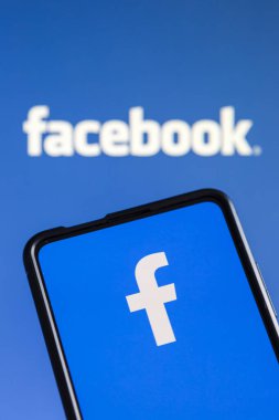 Stuttgart, Almanya - 20 Temmuz 2023: Stuttgart, Almanya 'da bir cep telefonu ve bilgisayar ekranında Facebook logosu sosyal medya.