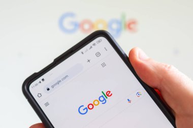 Stuttgart, Almanya - 23 Temmuz 2023: Stuttgart, Almanya 'da bilgisayar donanım yazılımı üreticisi ekranın Google logosu olan bir cep telefonu.