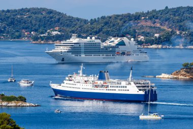 Yunanistan 'ın Akdeniz Ege adası Skiathos' ta gemi, feribot ve tekne turu