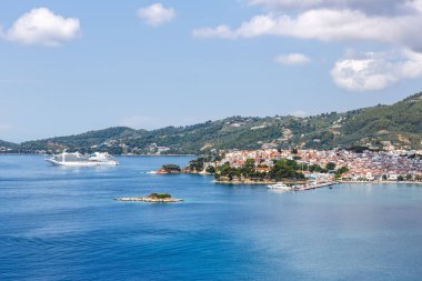 Yunanistan 'ın Akdeniz Ege adasında gemi gezintisi yapan Skiathos kasabası