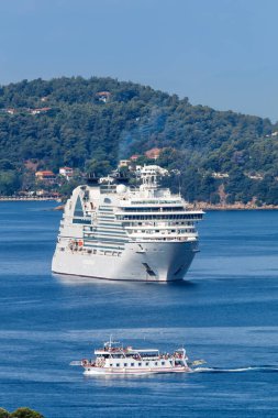 Yunanistan 'ın Akdeniz Ege adası Skiathos' ta gemi ve tekne portresi formatında gezin