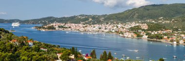 Yunanistan 'daki Akdeniz Ege Panorama Adası' nda deniz körfezi ve Skiathos şehir seyahatine genel bakış