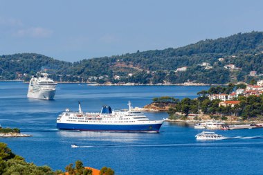 Yunanistan 'ın Akdeniz Ege adası Skiathos' ta gemi, feribot ve tekne turu