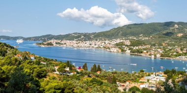 Yunanistan 'daki Akdeniz Ege adasında deniz körfezi ve Skiathos tatil panoramasına genel bakış