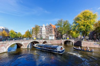 Hollanda, Amsterdam 'da seyahat eden Keizersgracht' taki geleneksel Hollanda evleri kanal ve köprüleri