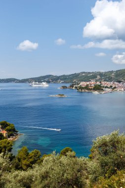 Yunanistan 'daki Akdeniz Ege Adası' nda seyahat için yolcu gemisi portresi içeren Skiathos kasabası