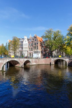 Hollanda, Amsterdam 'da seyahat eden Keizersgracht portre biçimindeki geleneksel Hollanda evleri kanal ve köprüleri