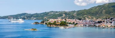 Yunanistan 'ın Akdeniz Ege adasında seyahat eden yolcu gemisi panorama ile Skiathos kasabası