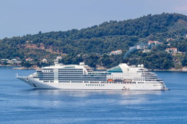 Akdeniz 'de seyahat eden gemi Yunanistan' ın Ege adası Skiathos 'ta