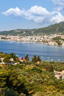 Yunanistan 'daki Akdeniz Ege adasında deniz körfezi ve Skiathos şehir tatil portresi formatına genel bakış