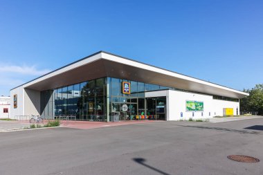 Stuttgart, Almanya - 30 Temmuz 2023: Stuttgart, Almanya 'da Aldi şubesi modern süpermarket indirimli mağaza indirimi.