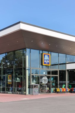Stuttgart, Almanya - 30 Temmuz 2023: Stuttgart, Almanya 'da Aldi şubesi modern süpermarket indirimli mağaza indirimi.