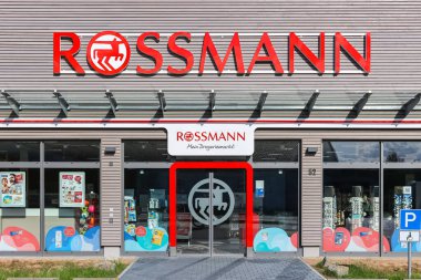 Stuttgart, Almanya - 30 Temmuz 2023: Stuttgart, Almanya 'daki Rossmann market şubesi süpermarket.