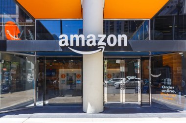 Chicago, ABD - 3 Mayıs 2023: İnternet üzerinden satılan ürünler için Amazon Pick Store Chicago, ABD 'de e-ticaret.