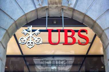 Zürih, İsviçre - 10 Ağustos 2023: İsviçre 'nin Zürih kentindeki Paradeplatz' daki şirket genel merkezinde UBS Bank logosu.