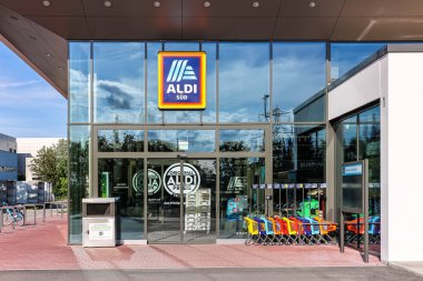 Stuttgart, Almanya - 30 Temmuz 2023: Stuttgart, Almanya 'da Aldi şubesi modern süpermarket indirimli mağaza indirimi.