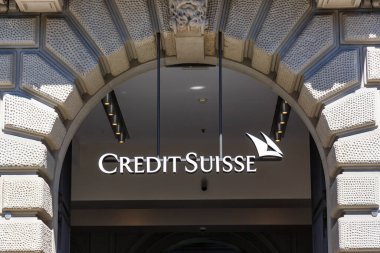 Zürih, İsviçre - 10 Ağustos 2023: Credit Suisse Bank logosu İsviçre 'nin Zürih kentindeki Paradeplatz' daki şirket merkezinde..
