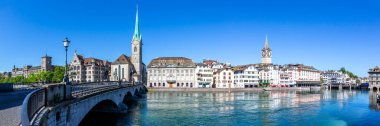 İsviçre 'de seyahat eden Fraumunster Kilisesi panoramasıyla Linth nehrindeki Zürih silueti.