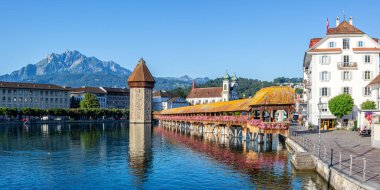 Lucerne Chapel Köprüsü Kapellbruecke şehri, İsviçre 'de seyahat eden alacakaranlık portresi formatında.