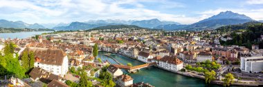Lucerne Chapel Köprüsü Kapellbruecke şehri, İsviçre 'de seyahat eden alacakaranlık portresi formatında.