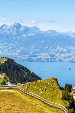 İsviçre Alplerindeki Rigi Dağı, Lucerne Gölü ve Pilatus Dağları 'ndan İsviçre' deki tatil formatında görüntüler