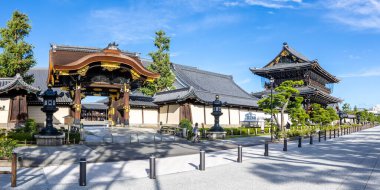 Budist Higashi Hongan-ji Manastırı 'nın Japonya' daki tarihi tarihi Kyoto kasabasındaki girişi.