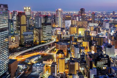 Osaka 'nın büyük şehir ışıkları Japonya' da alacakaranlıkta gökdelen kasabası ile gökyüzü çizgisi üzerinde.