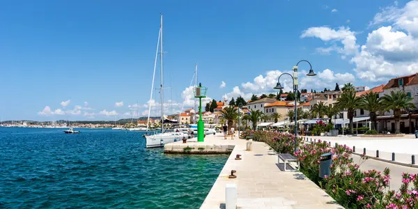 Набережна Рогозниця Пристань Середземному Морі Подорожуюча Панорама Відпочинку Хорватії — стокове фото