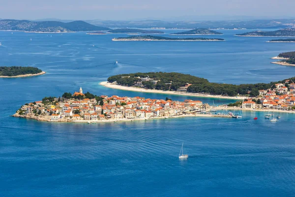 Primosten kasabası, Hırvatistan 'ın Primosten kentinde Akdeniz' de tatil yapıyor..