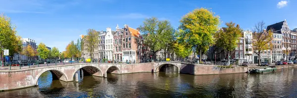 Hollanda 'nın Keizersgracht kentindeki kanal ve köprüler Amsterdam, Hollanda' da gezici panorama