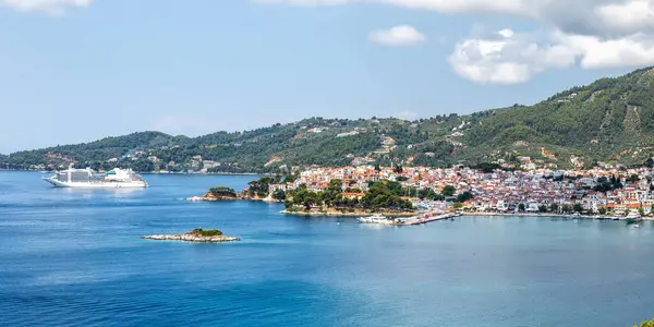 Yunanistan 'daki Akdeniz Panorama Ege Adası' nda gemi seyahati yapan Skiathos kasabası