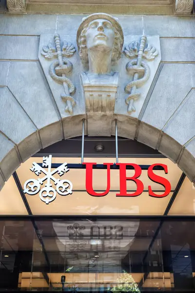 Zürih, İsviçre - 10 Ağustos 2023: İsviçre 'nin Zürih kentindeki Paradeplatz' daki şirket genel merkezinde UBS Bank logosu.