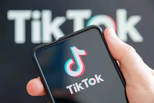 슈투트가르트 2023년 20일 슈투트가르트의 Tiktok 미디어 컴퓨터 화면으로 휴대폰을 스톡 사진